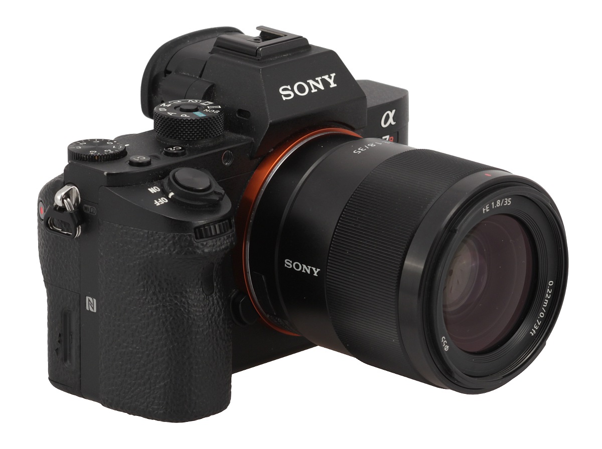 Sony FE 35 mm f/1.8 review - Introduction - LensTip.com