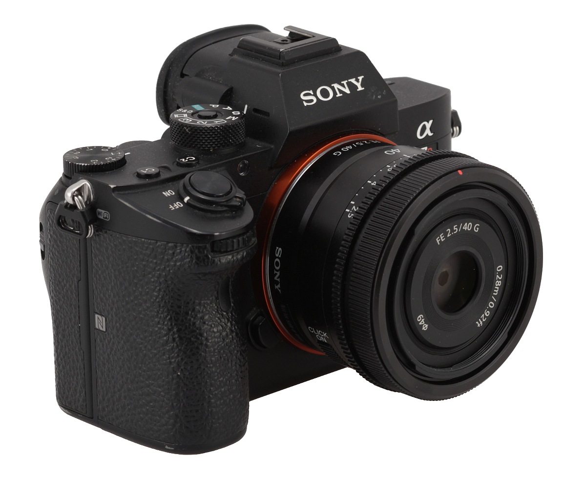 Sony FE 40 mm f/2.5 G review - Introduction - LensTip.com